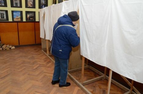 Vremea bate votul! Ninsoarea şi viscolul au determinat o prezenţă scăzută la vot în localităţile din Bihor (FOTO)