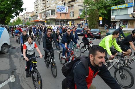 Sus biţele! Bicicliştii orădeni şi-au cerut drepturile (FOTO/VIDEO)