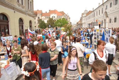 Carnaval european pe străzile Oradiei: Elevii au promovat unitatea în Europa (FOTO/VIDEO)