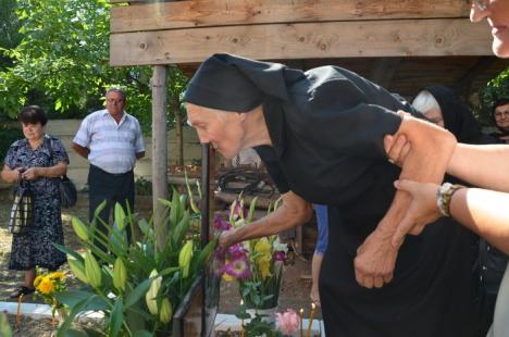 Criticat că n-a mers la înmormântare, episcopul Sofronie a oficiat parastasul părintelui Ciordaş (FOTO)