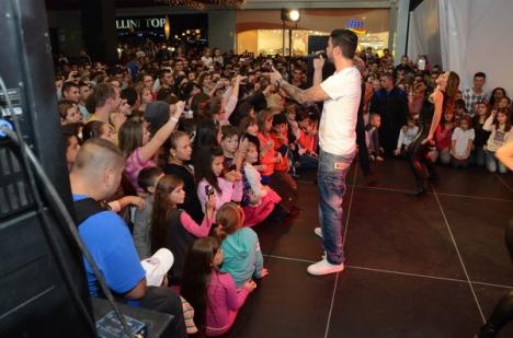 Alex Velea a creat isterie la Lotus Center: Peste o mie de persoane la concert (FOTO)
