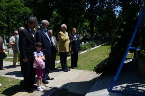 Autorităţile au marcat Ziua Eroilor Neamului cu depuneri de coroane (FOTO)