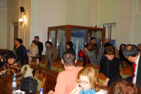 Protest în Consiliul Local. Vicarul Radu Rus: "Cineva are un interes să nu existe o şcoală ortodoxă în Oradea!" (FOTO)