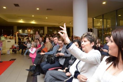 Banda revine: Gala femeilor de succes, prezentată de... o clientă a DNA! (FOTO)