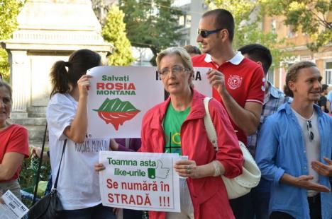 Peste 250 de oameni la protestul împotriva exploatărilor de la Roşia Montană: Luaţi legătura cu parlamentarii, n-au mandat să ne vândă ţara! (FOTO)