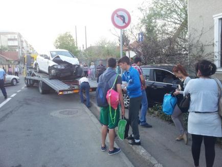 Mijlocaşul FC Bihor Ovidiu Bic, cu maşina distrusă în accident: Şoferiţa unui Seat nu i-a dat prioritate şi l-a proiectat într-o casă (FOTO)