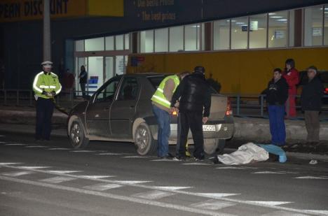 Accident teribil în Borş: Un bărbat a fost spulberat de un microbuz şi aruncat zeci de metri, sub roţile unui Logan (FOTO)