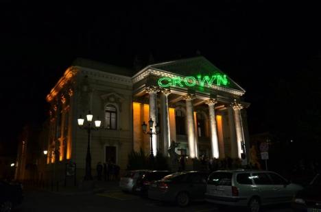 Crown Pub, localul a luat locul restaurantului Astoria, inaugurat cu proiecţii pe clădirea Teatrului! (FOTO)
