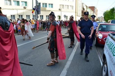 Patimile lui Hristos: Sute de orădeni l-au însoţit pe Iisus pe Drumul Crucii (FOTO / VIDEO)