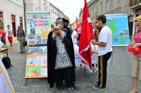 Carnaval european pe străzile Oradiei: Elevii au promovat unitatea în Europa (FOTO/VIDEO)