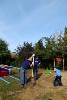 Voluntarii Provident şi picii din Dragoş Vodă au făcut un nou loc de joacă (FOTO/VIDEO)