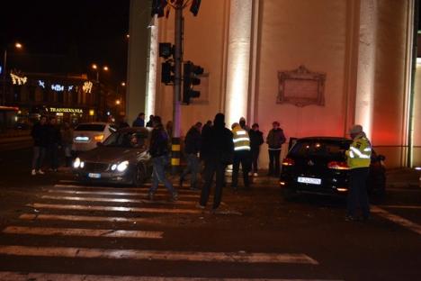 Tamponare spectaculoasă în centru: Un Mercedes a intrat într-un stâlp după ce a fost izbit de un Golf (FOTO)