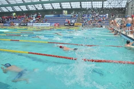 La dublu: Ediţia a doua a Swimathon a adunat de două mai mulţi înotători şi bani (FOTO)