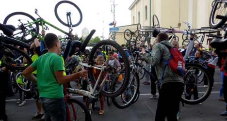 Critical Mass a adunat 500 de biciclişti: Între ei, Cseke Attila şi Pasztor Sandor (FOTO / VIDEO)