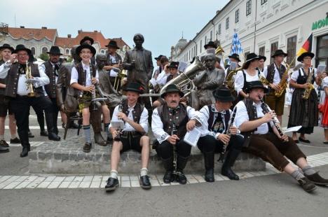 Tradiţii bavareze: O orchestră din Germania le-a cântat orădenilor într-o paradă prin centrul oraşului (FOTO/VIDEO)