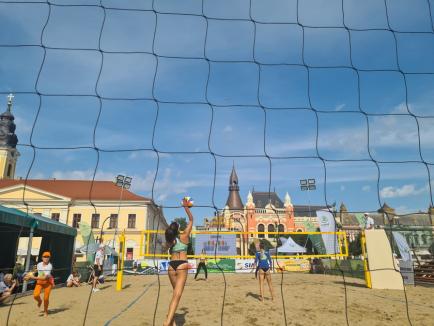 Spectacol pe nisip în Piața Unirii din Oradea: A început turneul de volei pe plajă, iar meciurile vor ține până spre miezul nopții (FOTO/VIDEO)