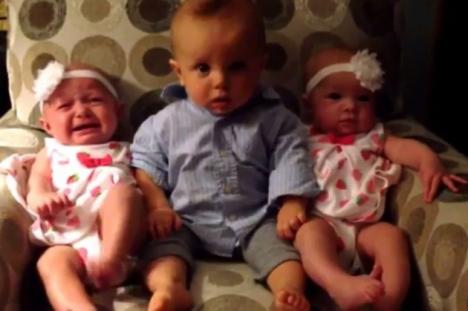 Reacţia adorabilă a unui bebeluş când face cunoştinţă cu surorile gemene mai mici (VIDEO)
