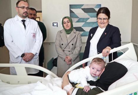 'Copilul miracol', care a fost salvat la 128 de ore de la cutremurul din Turcia, a ajuns în braţele mamei sale (FOTO)
