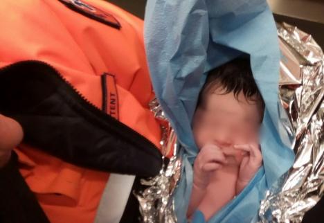 Bebeluş născut într-o casă din Tărian fără curent şi încălzire, cu ajutorul unui echipaj al Ambulanţei