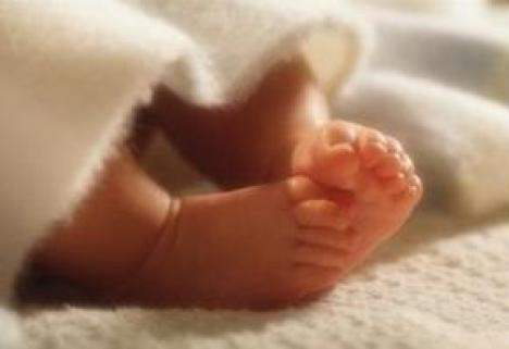 Atenţie la copii! Bebeluş de 4 luni, mort după ce s-a asfixiat cu o pungă