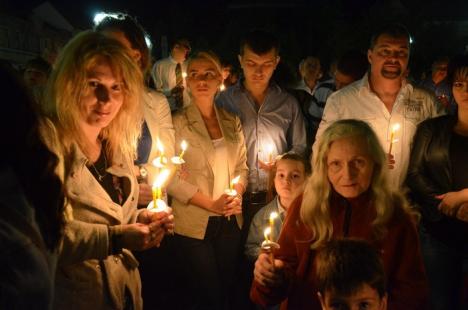 Hristos a Înviat! Sute de orădeni au mers să ia lumină la bisericile din centru (FOTO)