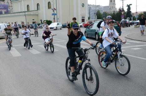 Elevii gojdişti promovează ciclismul, chiar dacă nu au destule piste în oraş (FOTO)