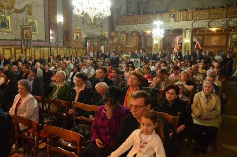 Hristos a Înviat! Sute de orădeni au mers să ia lumină la bisericile din centru (FOTO)