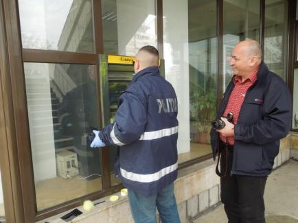 Spargere la un bancomat, la Banca Românească: Hoţii au plecat cu cititorul de carduri (FOTO)