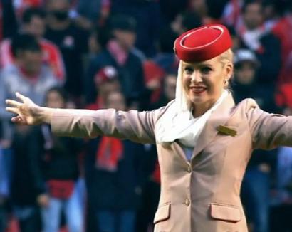 Inedit: Cum s-a promovat Emirates Airlines pe un stadion plin cu ajutorul însoţitoarelor de bord (VIDEO)