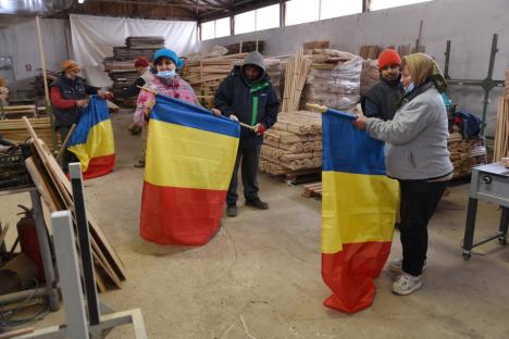 Bengalezi de Bihor: Povestea cetățenilor din Bangladesh care au venit în Topa de Jos să lucreze la producerea de steaguri românești (FOTO / VIDEO)
