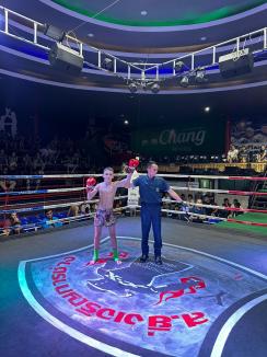 Orădeanul Beni Iluţ a câştigat în Thailanda cel de-al doilea său meci profesionist la Muay Thai (FOTO/VIDEO)