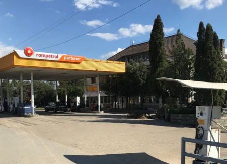 Benzinăria din Beiuş care a lansat isteria scumpirilor de carburanţi, amendată pentru că vindea... prezervative