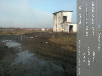 Gunoaie cu tona! ANIF a scos aproape 1.000 de kilograme de gunoaie din staţia de pompare din Berechiu (FOTO)
