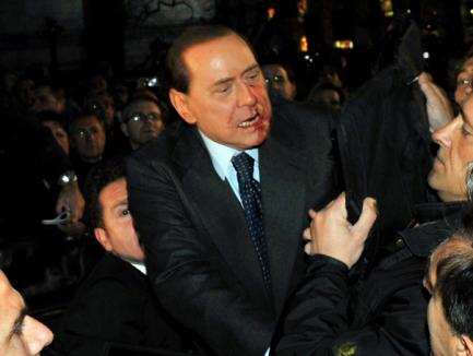 Berlusconi, lovit în plină stradă (VIDEO)
