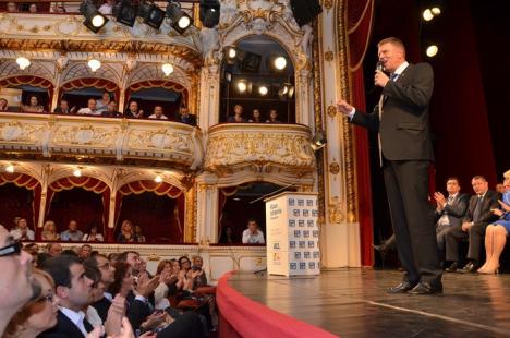 Teatrul orădean, plin-ochi la întâlnirea cu Klaus Iohannis. Directiva lui Vasile Blaga: câştigarea prezidenţialelor din primul tur (FOTO)