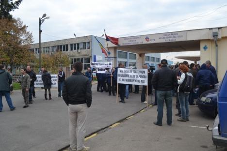 Angajaţii OTL protestează pentru salarii mai mari şi acuză conducerea de "managment defectuos" (FOTO)