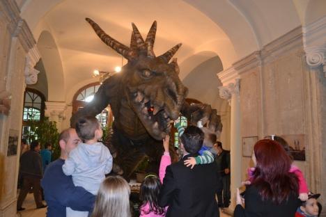 Uimiţi de balaurul "dinozaur": Peste 4.000 de vizitatori la Noaptea Muzeelor (FOTO)