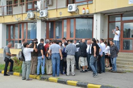 Angajaţii Direcţiei Vamale Oradea, protest împotriva unei aberaţii costisitoare: mutarea la Cluj a instituţiei (FOTO)