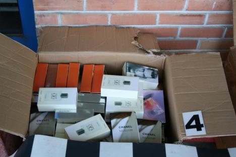 120 de telefoane fără acte şi 300 de parfumuri contrafăcute, reţinute în Borş (FOTO)