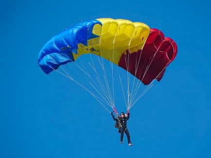 La înălțime, și la propriu, și la figurat! Orădeanca Bianca Creţ, campioană națională la paraşutism! (FOTO/VIDEO)