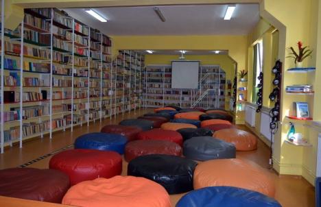Elevii Colegiului 'Octavian Goga' din Marghita au o bibliotecă modernă cu fotolii colorate în loc de birouri