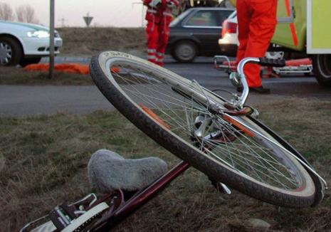 Beată pe bicicletă, o bihoreancă a „ratat” o curbă în pantă şi a ajuns la spital