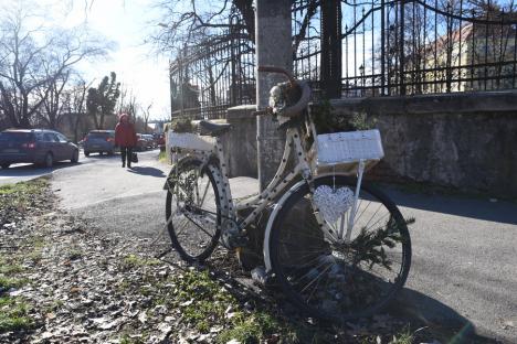 O nouă bicicletă albă, amplasată lângă Palatul Baroc în memoria orădencei Kiss Boglárka (FOTO)