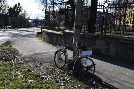 O nouă bicicletă albă, amplasată lângă Palatul Baroc în memoria orădencei Kiss Boglárka (FOTO)