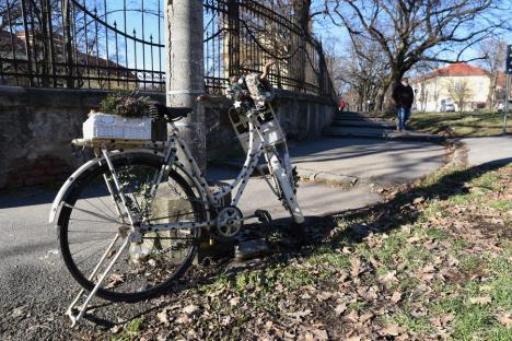 O nouă bicicletă albă, amplasată lângă Palatul Baroc în memoria orădencei Kiss Boglárka (FOTO)