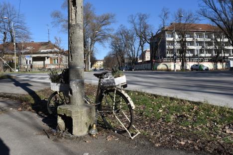 O nouă bicicletă albă, amplasată lângă Palatul Baroc în memoria orădencei Kiss Boglárka (FOTO)