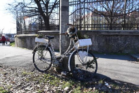 O nouă bicicletă albă, amplasată lângă Palatul Baroc în memoria orădencei Kiss Boglárka (FOTO)