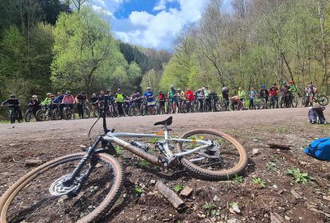 Invitație la o tură de cicloturism, lângă Oradea: Bicicliștii vor pedala în natură și vor vizita două monumente religioase