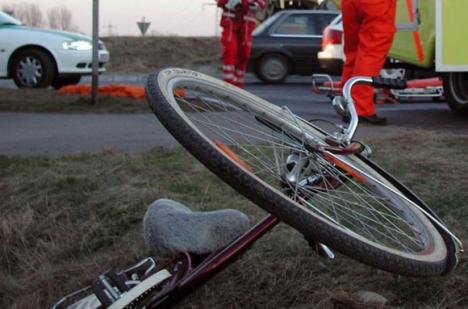 Loveşte şi fugi: un şofer băut la volan a acroşat un biciclist lângă Ineu și s-a făcut nevăzut