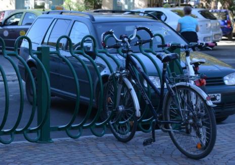 Judecat pentru furturi, dar lăsat în libertate, un hoţ din Ciocaia a furat trei biciclete într-o singură zi
